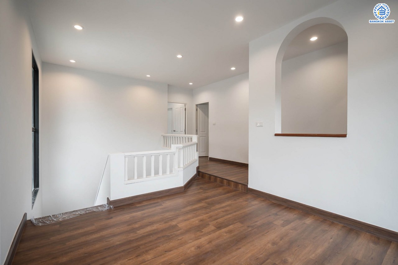 บ้านมือสองตกแต่งใหม่ แบรนด์ LH โครงการ ชัยพฤกษ์ บางบัวทอง หลังใหญ่ วิวสวนสาธารณะ เนื้อที่ 55.5 ตร.ว. ฟังก์ชัน 3 ห้องนอน 3 ห้องน้ำ 1 ห้องแม่บ้าน จอดรถได้ 1 คัน พร้อม Facilities ครบครัน บนทำเลเดินทางสะดวก ติดถนนบางกรวย-ไทรน้อย ใกล้เซ็นทรัลเวสต์เกต และรถไฟฟ้าสายสีม่วง "สถานีบางพลู"